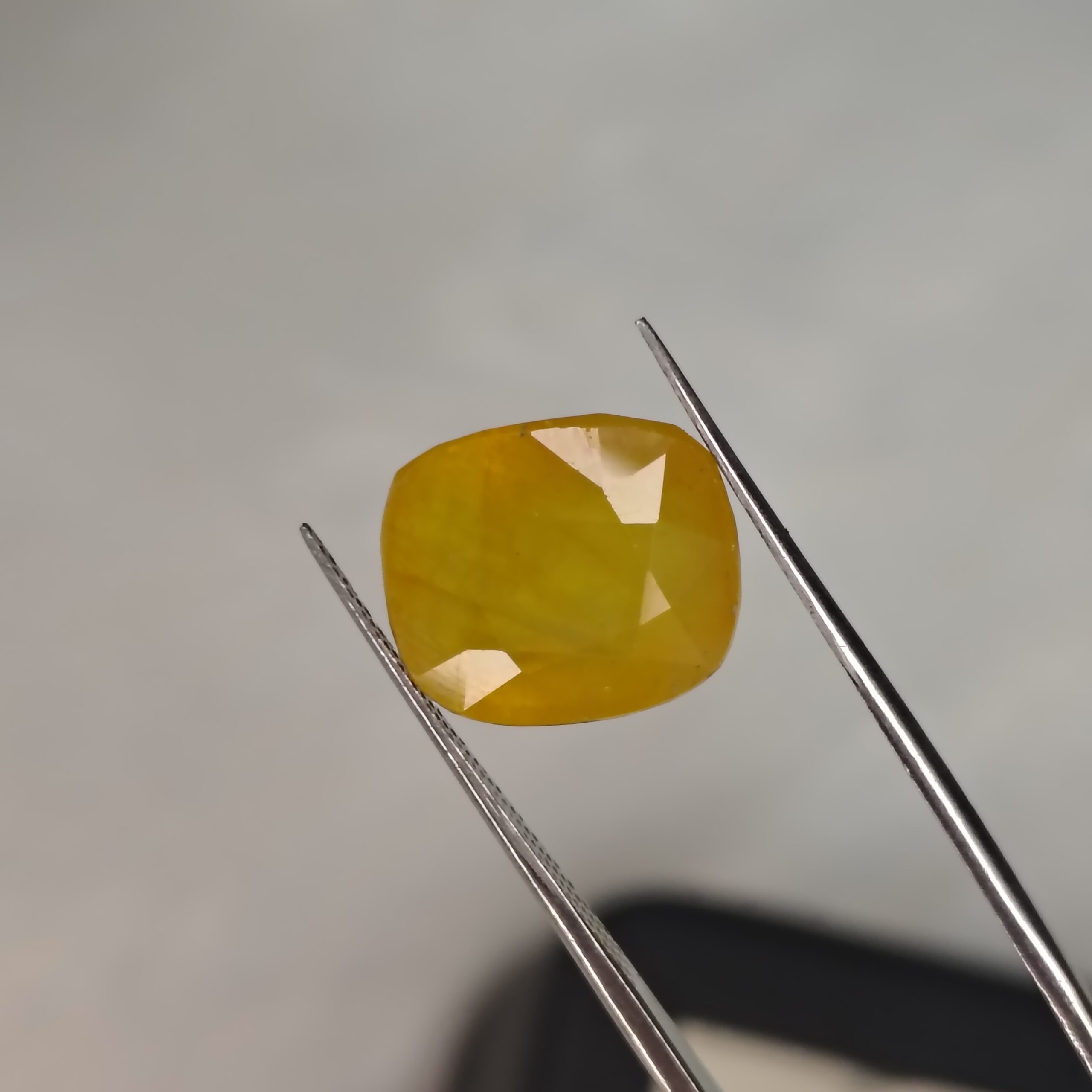 11.400 Carat Natural Yellow Sapphire (Pukhraj)
